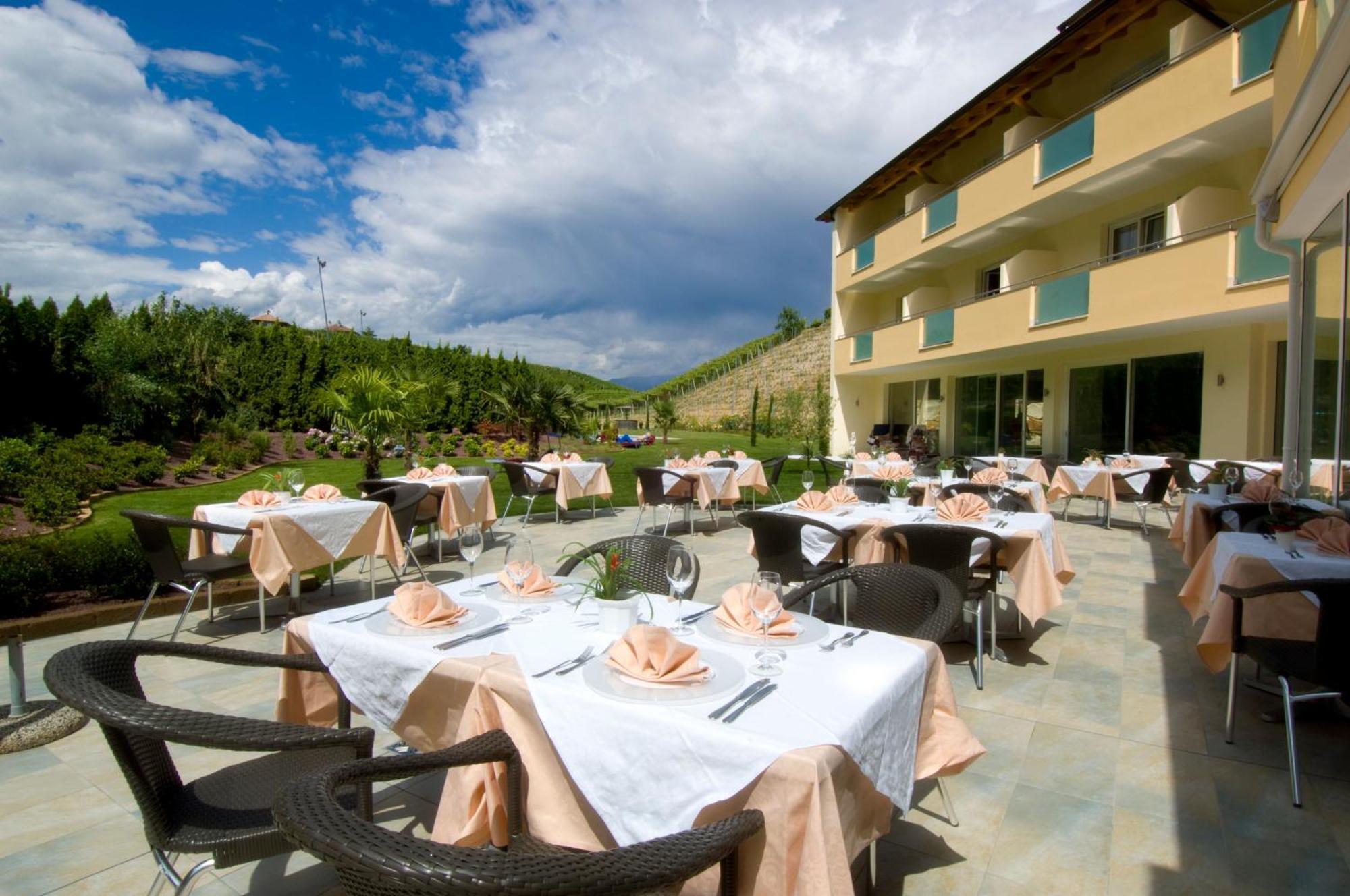 Hotel Weingarten Caldaro Esterno foto